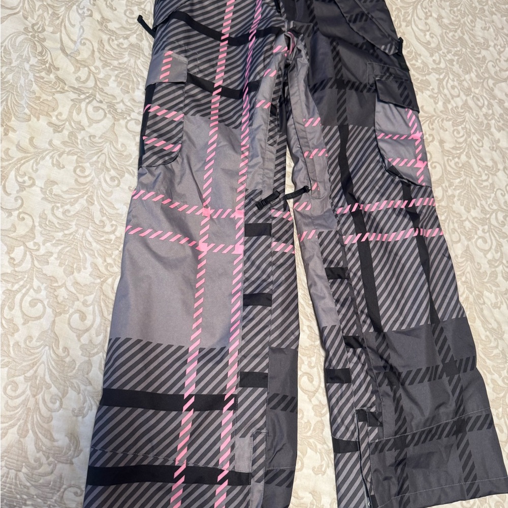 NWOT DC Gray and Pink snowboard pant Medium